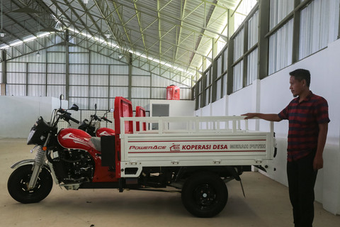 Pengurus menunjukkan motor operasional roda tiga di area gudang Koperasi Desa Merah Putih Kemuning, Tunjung Teja, Kabupaten Serang, Banten, Selasa (14/4/2026). Foto: Angga Budhiyanto/ANTARA FOTO 