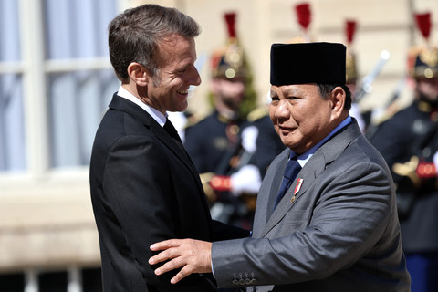 Presiden Prancis Emmanuel Macron menyambut kedatangan Presiden Indonesia Prabowo Subianto di Istana Kepresidenan Elysee, Paris, Prancis, Selasa (14/4/2026). Foto: Ludovic Marin / AFP