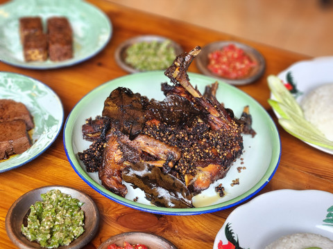 Ayam Goreng Kampung Pak Tri yang berlokasi di Office 8 Jl. Senopati Raya No 8. Foto: Ela Nurlaela/kumparan