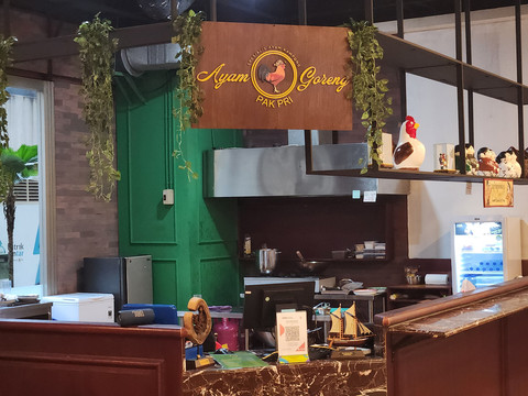 Ayam Goreng Kampung Pak Tri yang berlokasi di Office 8 Jl. Senopati Raya No 8. Foto: Ela Nurlaela/kumparan