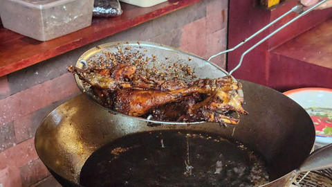 Menu-menu di Ayam Goreng Kampung Pak Tri yang berlokasi di Office 8 Jl. Senopati Raya No 8. Foto: Azalia Amadea/kumparan