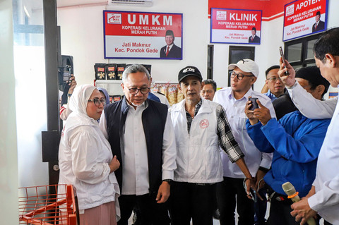 Menteri Koordinator Bidang Pangan, Zulkifli Hasan meninjau operasional Koperasi Merah Putih di Jati Makmur, Bekasi, Jawa Barat, Rabu (15/4/2026). Foto: Iqbal Firdaus/kumparan
