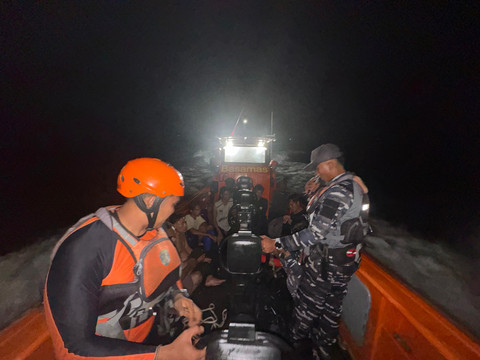 Proses evakuasi nelayan terhempas di perairan Nusa Lembongan, Bali. Foto: Dok. Basarnas Bali