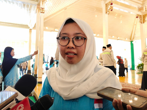 Septia Qoiriah (23) salah satu calon haji termuda dari Kota Yogyakarta ditemui di Kepatihan Pemda DIY, Rabu (15/4/2026). Foto: Arfiansyah Panji Purnandaru/kumparan