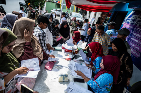 Petugas Dinas Kependudukan dan Catatan Sipil (Dukcapil) Kabupaten Demak melayani pembuatan dokumen kependudukan pada kegiatan Demang Ngantor Deso di Mranggen, Demak, Jawa Tengah, Rabu (15/4/2026).  Foto: Aprillio Akbar/ANTARA FOTO