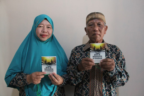 Pasangan suami istri pedagang gorengan di Kabupaten Kudus, Jawa Tengah berangkat haji tahun ini. Foto: Vega Maarijil Ula/kumparan