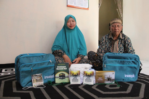 Pasangan suami istri pedagang gorengan di Kabupaten Kudus, Jawa Tengah berangkat haji tahun ini. Foto: Vega Maarijil Ula/kumparan