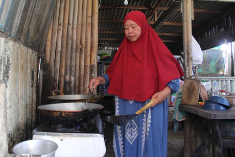 Warga Kabupaten Kudus, Jawa Tengah, Suriyah (55) menata warungnya pada Rabu (15/4/2026). Foto: Vega Ma'arrijil Ula/kumparan