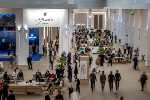 Pengunjung menghadiri hari pembukaan Pameran Watches and Wonders di Geneva, Selasa (14/4/2026). Pameran ini menjadi salah satu acara tahunan terbesar di industri jam tangan mewah dunia.
Foto: Fabrice Coffrini/AFP