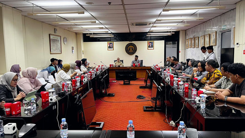 Rektor UI Heri Hermansyah melakukan pertemuan dengan Menteri PPPA Arifatul Choiri Fauzi di Gedung Pusat Administrasi Universitas, Kampus UI, Depok, Jawa Barat, Rabu (15/4/2026). Foto: Universitas Indonesia