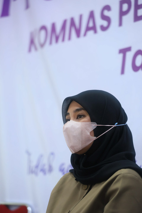 Artis Clara Shinta memberikan keterangan pers terkait anak di Komnas Perlindungan Anak, Jakarta, Kamis, (16/4/2026). Foto: Agus Apriyanto
