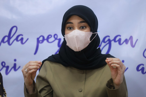 Artis Clara Shinta memberikan keterangan pers terkait anak di Komnas Perlindungan Anak, Jakarta, Kamis, (16/4/2026). Foto: Agus Apriyanto