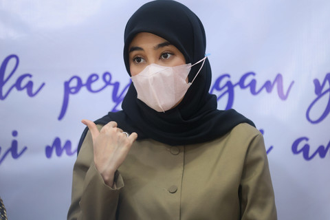 Artis Clara Shinta memberikan keterangan pers terkait anak di Komnas Perlindungan Anak, Jakarta, Kamis, (16/4/2026). Foto: Agus Apriyanto