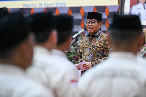 Gubernur DKI Jakarta Pramono Anung memberikan arahan saat pengukuhan Petugas Penyelenggara Ibadah Haji (PPIH) di Balai Kota, Jakarta, Kamis (16/4/2026). Foto: Hafidz Mubarak A/ANTARA FOTO