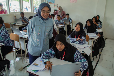 Direktur Ekosistem Media Kementerian Komunikasi dan Digital (Komdigi) Farida Dewi Maharani (tengah) meninjau siswa saat pembelajaran koding dan kecerdasan buatan di Sekolah Rakyat Terintegrasi (SRT) 7 Probolinggo, Jawa Timur, Kamis (16/4/2026). Foto: Irfan Sumanjaya/ANTARA FOTO
