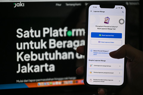 Warga membuka aplikasi Jakarta Kini (JAKI) di gawainya di Jakarta, Kamis (16/4/2026). Foto: Fauzan/ANTARA FOTO