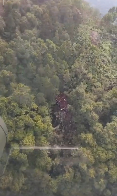 Penampakan serpihan helikopter di Kalimantan Barat. Foto: Dok.Kantor SAR Pontianak