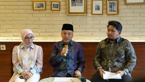 Tim pengacara mantan Menag Yaqut Cholil Qoumas alias Gus Yaqut, Melissa Anggraini (kiri), Dodi S. Abdulkadir (tengah), Elvin Sasa Simbolon (kanan). Foto: Dok. Istimewa