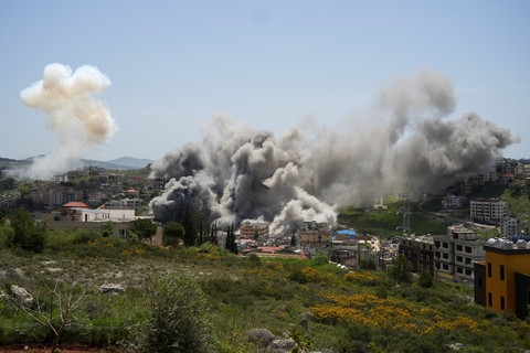 Asap mengepul setelah serangan Israel di Nabatieh, Lebanon, Kamis (16/4/2026). Foto: Stringer/REUTERS