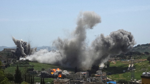 Asap mengepul setelah serangan Israel di Nabatieh, Lebanon, Kamis (16/4/2026). Foto: Stringer/REUTERS