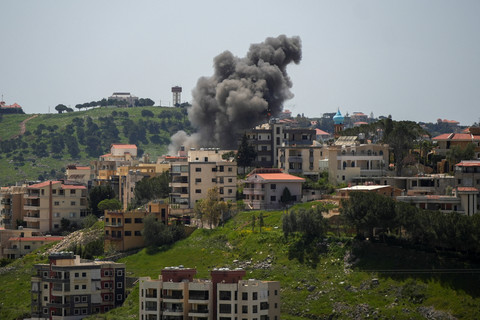 Asap mengepul setelah serangan Israel di Nabatieh, Lebanon, Kamis (16/4/2026). Foto: Stringer/REUTERS