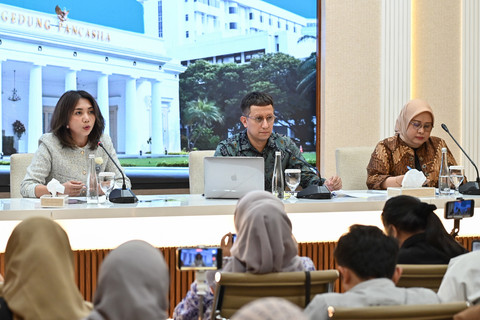Juru Bicara Kementerian Luar Negeri Yvonne Mewengkang (kiri), Vahd Nabyl Achmad (tengah), dan Direktur Pelindungan Warga Negara Indonesia Heni Hamidah (kanan) menyampaikan keterangan pers di Kementerian Luar Negeri, Jakarta, Kamis (16/4/2026). Foto: Fakhri Hermansyah/ANTARA FOTO