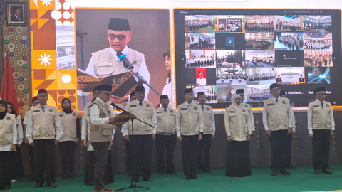 Menteri Haji dan Umrah (Menhaj), Mochamad Irfan Yusuf saat acara pelantikan Petugas Penyelenggara Ibadah Haji (PPIH) di Asrama Haji Embarkasi Sukolilo Surabaya (Ahess), Jumat (17/4/2026). Foto: Farusma Okta Verdian/kumparan