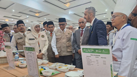 Menteri Haji dan Umrah (Menhaj), Mochamad Irfan Yusuf saat acara pelantikan Petugas Penyelenggara Ibadah Haji (PPIH) di Asrama Haji Embarkasi Sukolilo Surabaya (Ahess), Jumat (17/4/2026). Foto: Farusma Okta Verdian/kumparan