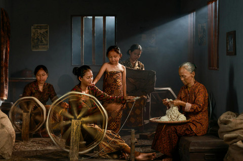 Ilustrasi "kaya" yang tercermin dengan kehangatan keluarga walau dengan kesederhanaan. Sumber: Pexels