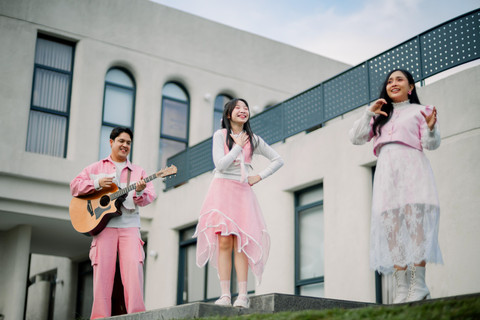 Aviwkila berkolaborasi dengan penyanyi anak Etenia Croft dalam lagu Teman Istimewa. Foto: Dok. Istimewa