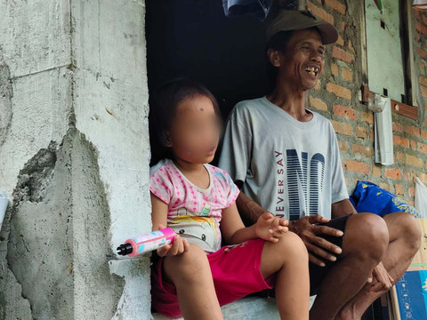 Azizah Candrasari (6,5) bocah perempuan pencari rongsok rawat ayahnya yang sakit dan mengasuh adiknya di Yogyakarta, Jumat (17/4/2026). Foto: Arfiansyah Panji Purnandaru/kumparan