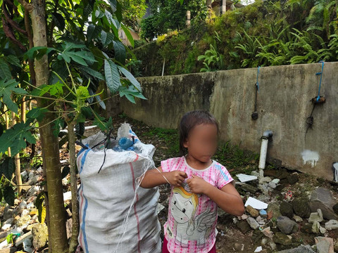 Azizah Candrasari (6,5) bocah perempuan pencari rongsok rawat ayahnya yang sakit dan mengasuh adiknya di Yogyakarta, Jumat (17/4/2026). Foto: Arfiansyah Panji Purnandaru/kumparan