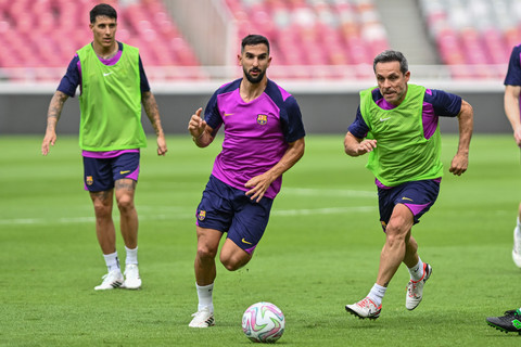 Pesepak bola Barcelona Legends Sergi Barjuan (kanan), Martin Montoya (tengah) dan Cristian Tello (kiri) mengikuti sesi latihan jelang pertandingan Clash of Legends di Stadion Utama Gelora Bung Karno, Senayan, Jakarta, Jumat (17/4/2026). Foto: Fauzan/ANTARA FOTO