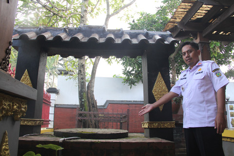 Camat Mayong, Muh Taufik menunjukkan sumur yang masih berfungsi di kompleks dengan Monumen Ari-Ari RA Kartini di Desa Pelemkerep, Kecamatan Mayong, Kabupaten Jepara, Jawa Tengah. Foto: Vega Ma'arijil Ula/kumparan