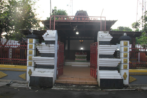 Pintu masuk menuju sumur yang masih berfungsi di kompleks dengan Monumen Ari-Ari RA Kartini di Desa Pelemkerep, Kecamatan Mayong, Kabupaten Jepara, Jawa Tengah. Foto: Vega Ma'arijil Ula/kumparan
