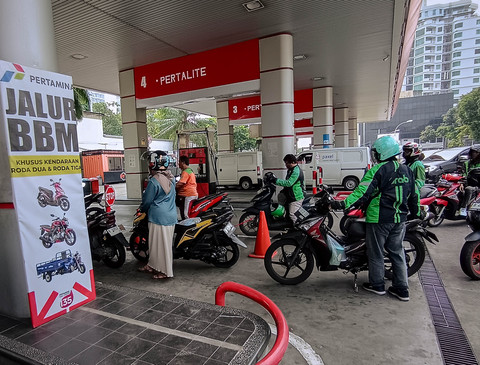 Suasana pengisian bahan bakar terlihat di salah satu SPBU di Jakarta, Sabtu (18/4/2026), di tengah penyesuaian harga bahan bakar minyak (BBM) oleh PT Pertamina (Persero). Foto: Jamal Ramadhan/kumparan