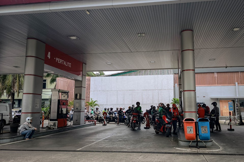 Suasana pengisian bahan bakar terlihat di salah satu SPBU di Jakarta, Sabtu (18/4/2026), di tengah penyesuaian harga bahan bakar minyak (BBM) oleh PT Pertamina (Persero). Foto: Jamal Ramadhan/kumparan