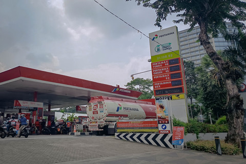 Suasana pengisian bahan bakar terlihat di salah satu SPBU di Jakarta, Sabtu (18/4/2026), di tengah penyesuaian harga bahan bakar minyak (BBM) oleh PT Pertamina (Persero). Foto: Jamal Ramadhan/kumparan