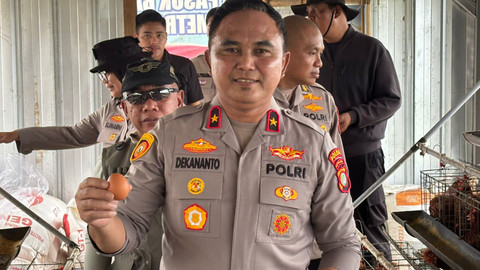 Wakapolda Metro Jaya, Brigjen Pol Dekananto Eko Purwono saat menebar benih tahap ke-2 pasok bahan baku SPPG di Muara Gembong, Kabupaten Bekasi, Sabtu (18/4/2026). Foto: Ryan Iqbal/kumparan