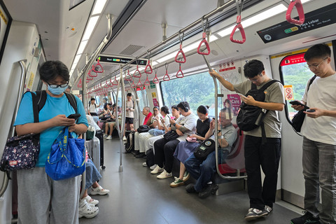 Ilustrasi pekerja di Singapura naik kereta MRT. Foto: TY Lim/Shutterstock