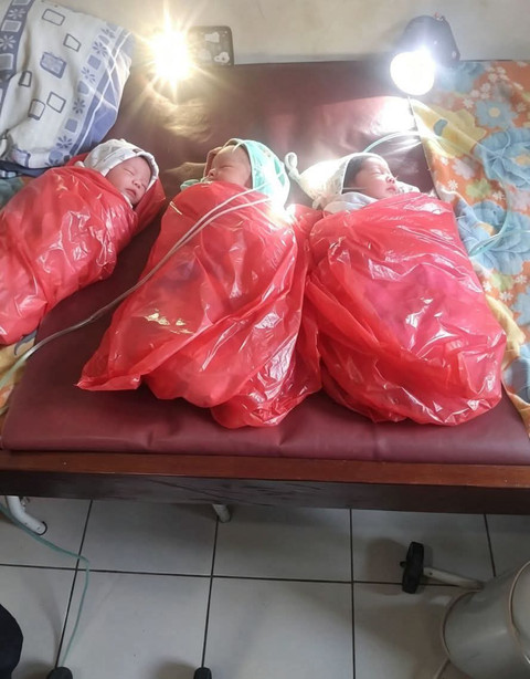 Seorang ibu di Solor Barat, NTT melahirkan tiga bayi kembar. Foto: Dok. Istimewa