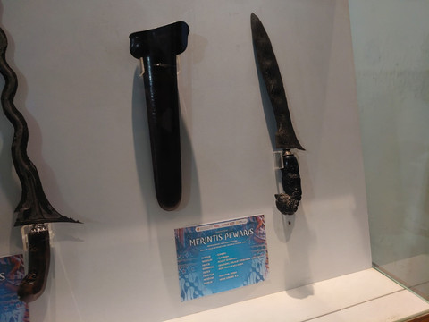 Keris Empu Nyai Sombro di masa Kerajaan Pajajaran jadi salah satu dari sejumlah keris karya empu perempuan yang dipamerkan di Grha Keris, Yogyakarta, Sabtu (18/4/2026). Foto: Arfiansyah Panji Purnandaru/kumparan