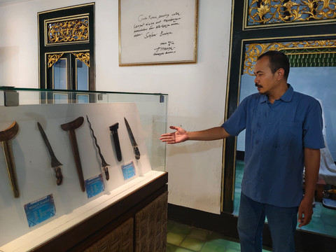 Keris Empu Nyai Sombro di masa Kerajaan Pajajaran jadi salah satu dari sejumlah keris karya empu perempuan yang dipamerkan di Grha Keris, Yogyakarta, Sabtu (18/4/2026). Foto: Arfiansyah Panji Purnandaru/kumparan
