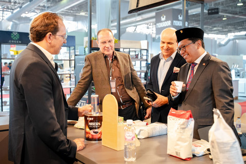 Duta Besar RI untuk Tunisia, Zuhairi Misrawi memperkenalkan kopi asli Indonesia dalam pameran kopi Tunisia Le Printemps Du Cafe 3 pada 16-19 April 2026. Foto: Dok. KBRI Tunis