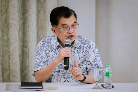 Wakil Presiden ke-10 dan ke-12 RI Jusuf Kalla didampingi Hamid Awaluddin dan Husain Abdullah saat memberikan keterangan dalam konferensi pers di kediamannya, Jakarta Selatan, Sabtu (18/04/2026). Foto: Jamal Ramadhan/kumparan