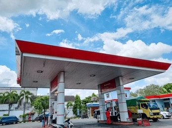 Banyak masyarakat yang sangat kecewa terkait kenaikan harga minyak bumi yang sangat drastis hari ini terlepas dari janji Menteri Bahlil Lahadalia yang menyatakan harga bensin tetap stabil. Sumber: Shutterstock.