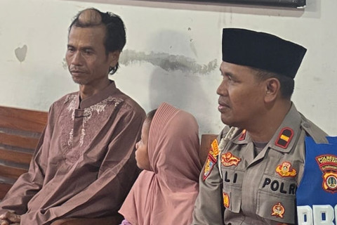 Azizah Candrasari (6,5) bocah perempuan pencari rongsok yang merawat ayah sakit serta mengasuh adiknya di Kota Yogyakarta kini bersama adiknya diasuh di Yayasan Rumah Singgah Bumi Damai milik Kanit Provos Polsek Kotagede, Polresta Yogyakarta. Foto: Ipda Ali Nur Suwandi