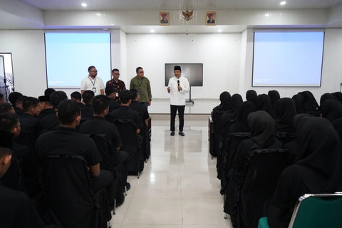 Menteri Sosial Saifullah Yusuf (Gus Ipul) meninjau kegiatan belajar mengajar di Sekolah Rakyat Menengah Atas (SRMA) 26 Makassar, Sabtu (18/4/2026). Foto: Aditya Sulaksono/Biro Humas Kemensos