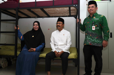Menteri Sosial Saifullah Yusuf (Gus Ipul) meninjau kegiatan belajar mengajar di Sekolah Rakyat Menengah Atas (SRMA) 26 Makassar, Sabtu (18/4/2026). Foto: Aditya Sulaksono/Biro Humas Kemensos