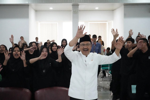 Menteri Sosial Saifullah Yusuf (Gus Ipul) meninjau kegiatan belajar mengajar di Sekolah Rakyat Menengah Atas (SRMA) 26 Makassar, Sabtu (18/4/2026). Foto: Aditya Sulaksono/Biro Humas Kemensos